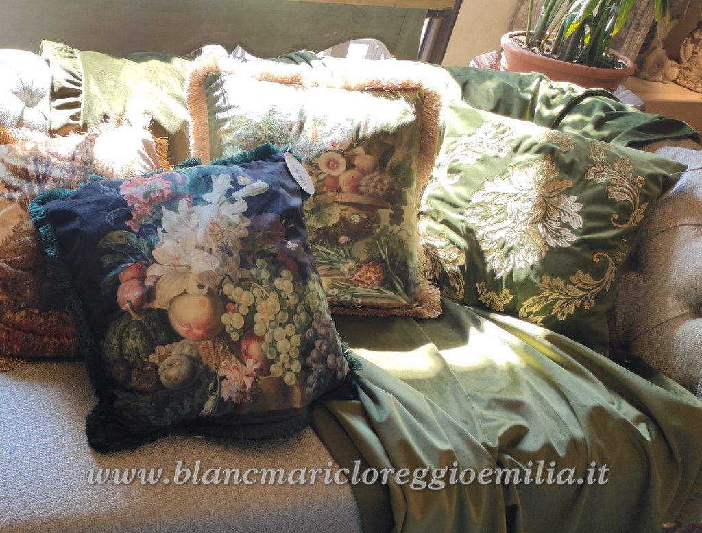 Blanc Mariclo' cuscino tondo in velluto con cane diametro cm.45 variante 2